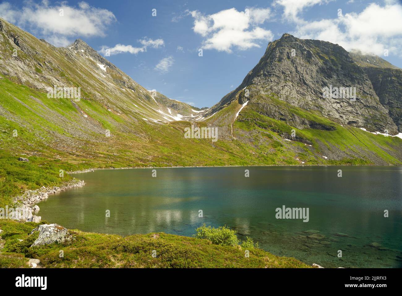 Vue panoramique sur le lac Green entouré de montagnes couvertes d'herbe et de neige Banque D'Images