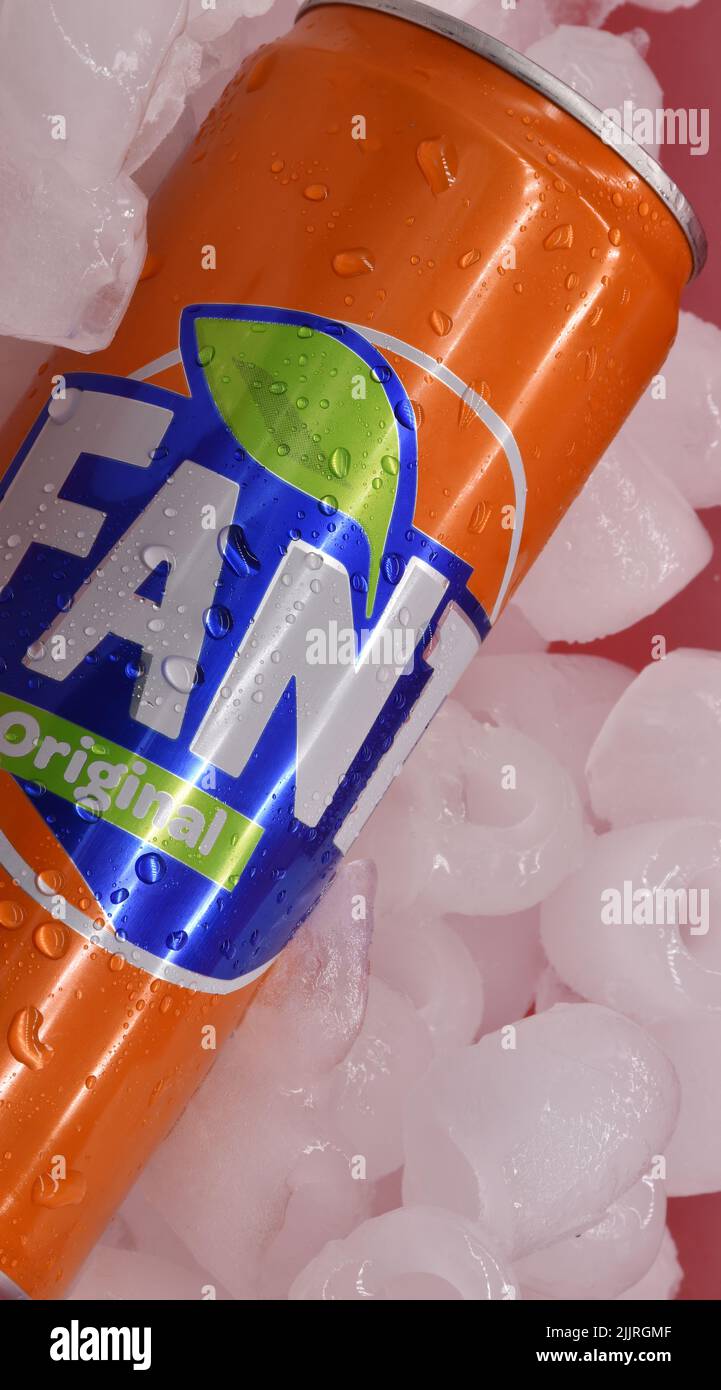 Canette de Fanta soda isolée sur glace avec des gouttelettes d'eau Banque D'Images