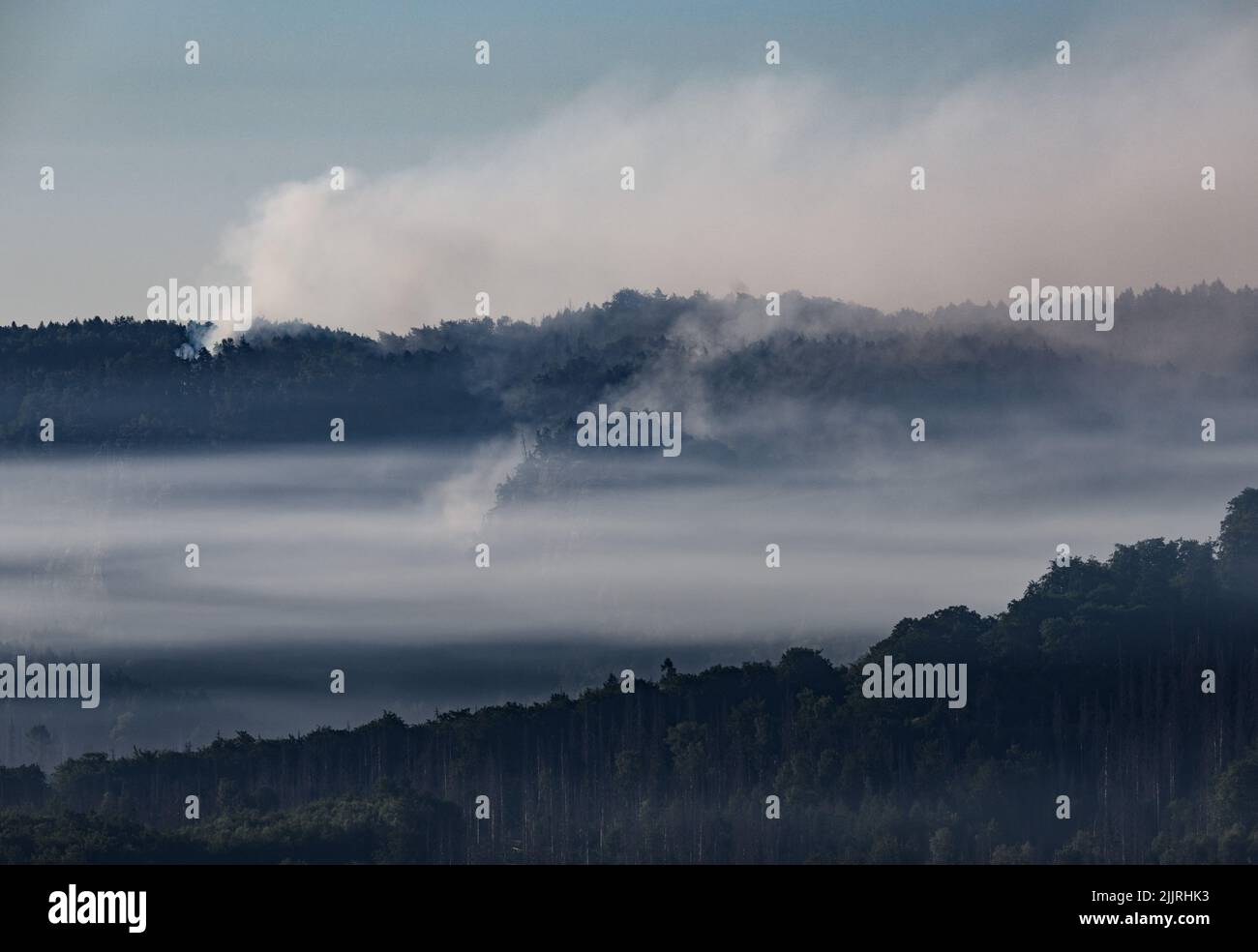 Schmilka, Allemagne. 28th juillet 2022. Des nuages de fumée des zones forestières en feu traversent le parc national de la Suisse saxonne. Crédit : Robert Michael/dpa/Alay Live News Banque D'Images