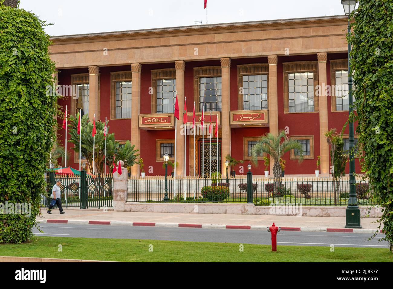 L'homme marche près du Parlement marocain Banque D'Images