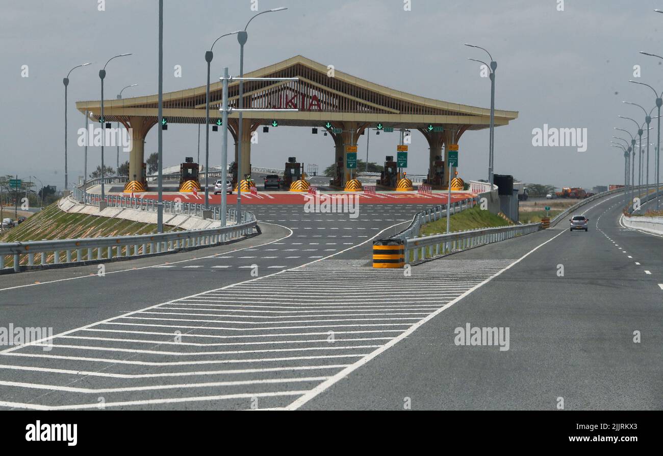 Une vue montre la station de péage de l'aéroport international de Jomo Kenyatta sur l'autoroute entreprise par la China Road and Bridge Corporation (CRBC) en partenariat public-privé (PPP), à Nairobi, Kenya 20 mai 2022. REUTERS/Thomas Mukoya Banque D'Images