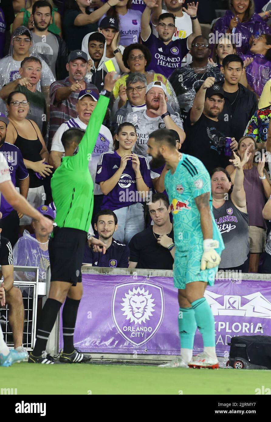 Orlando, FL: M1 est donné un jaune pour avoir argué avec l'arbitre pendant le Lamar Hunt U.S. Open Cup demi-jeu MLS contre la ville d'Orlando, Mer Banque D'Images Orlando, FL: M1 est donné un jaune pour avoir argué avec l'arbitre pendant le Lamar Hunt U.S. Open Cup demi-jeu MLS contre la ville d'Orlando, Mer Banque D'Images