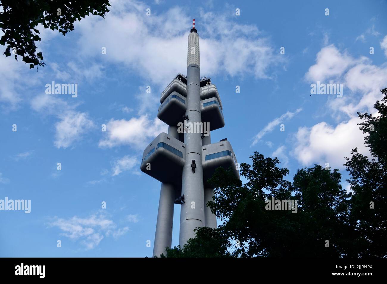 La célèbre tour de télévision de Zizkov, unique tour d'émetteur construit à Prague entre 1985 et 1992. La tour est un exemple d'architecture de haute technologie. Banque D'Images