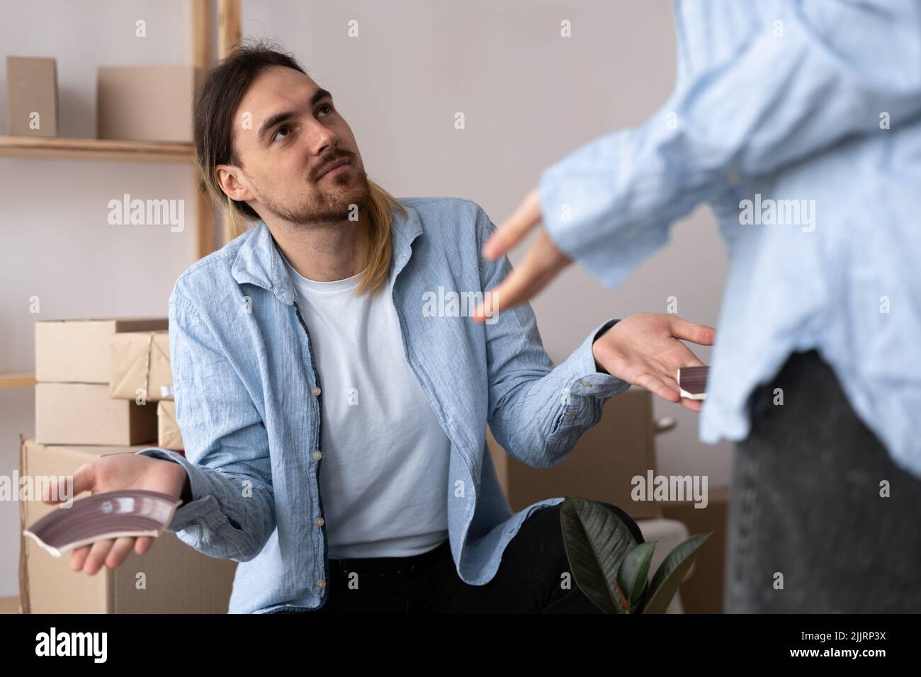 couple homme et femme ont des conflits pendant le déballage des boîtes, en train de grelonner pendant la réinstallation dans un nouvel appartement. homme criant femme pleure. déménagement Banque D'Images