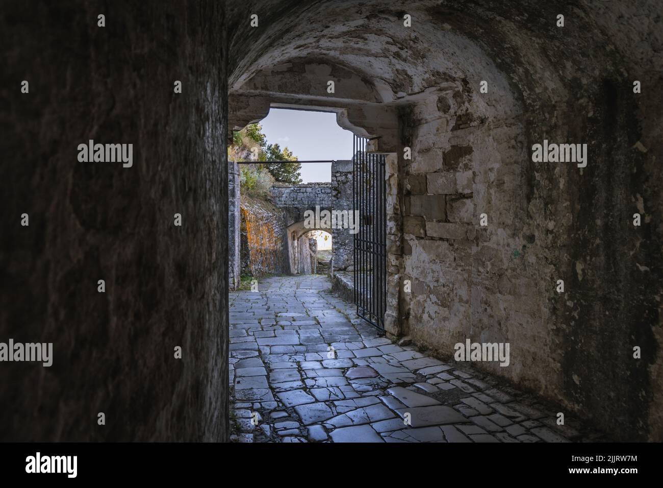 Passage dans l'ancienne forteresse vénitienne dans la ville de Corfou sur une île grecque de Corfou Banque D'Images