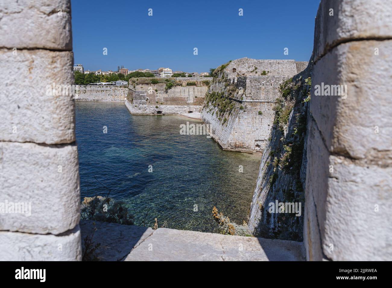 Vue depuis l'ancienne forteresse vénitienne de la ville de Corfou sur une île grecque de Corfou Banque D'Images