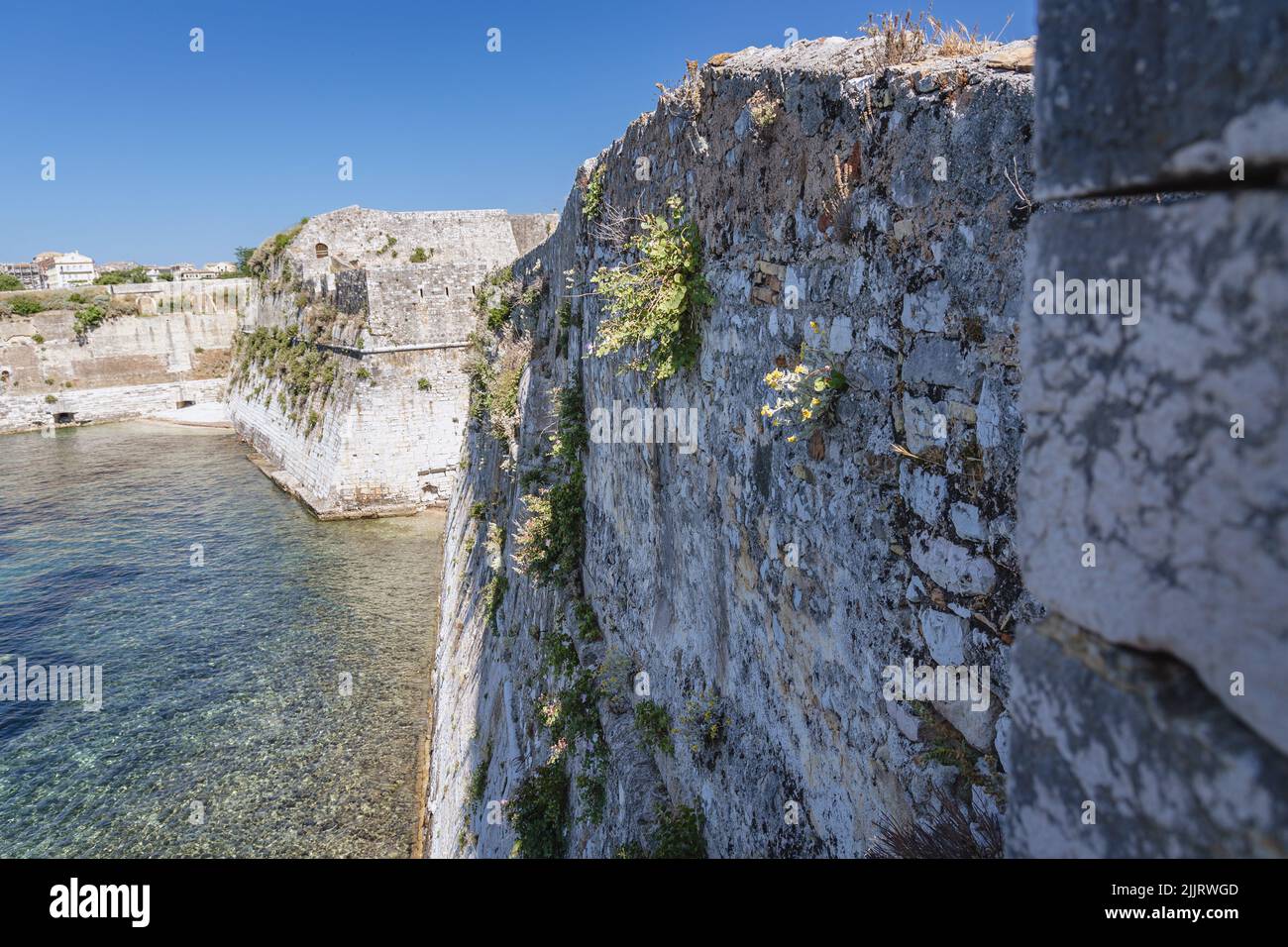 Vue depuis l'ancienne forteresse vénitienne de la ville de Corfou sur une île grecque de Corfou Banque D'Images