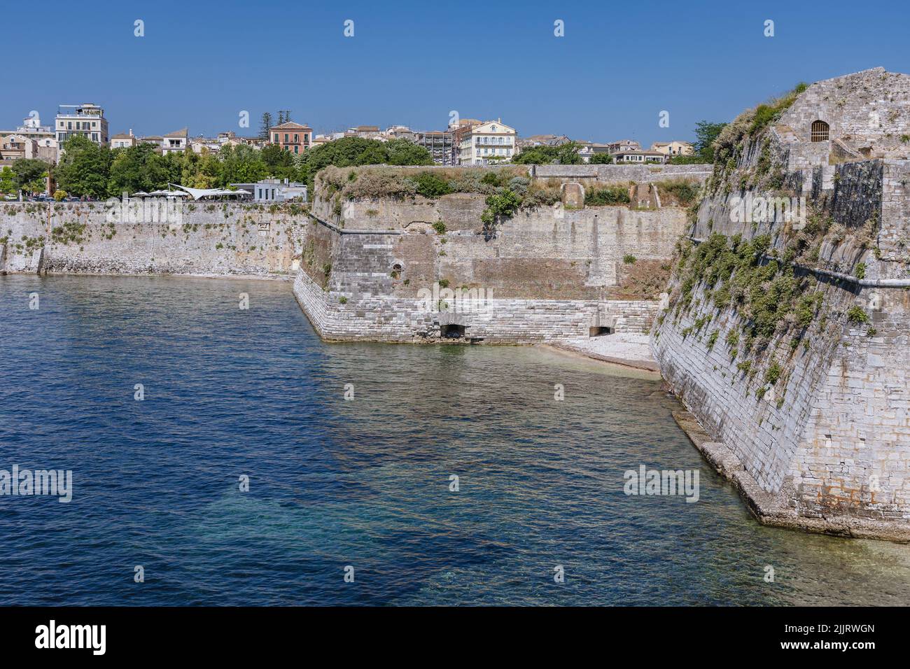 Vue depuis l'ancienne forteresse vénitienne de la ville de Corfou sur une île grecque de Corfou Banque D'Images