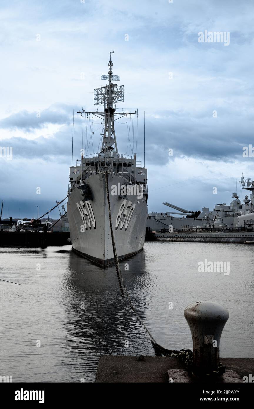 Un cliché vertical du destroyer USS Joseph P. Kennedy Jr dans le Battleship Cove Museum, Massachusetts, États-Unis Banque D'Images