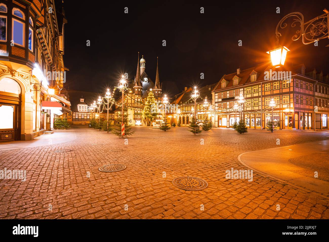 La nuit, à l'hôtel de ville de Wernigerode, avec vue sur la place du marché déserte Banque D'Images