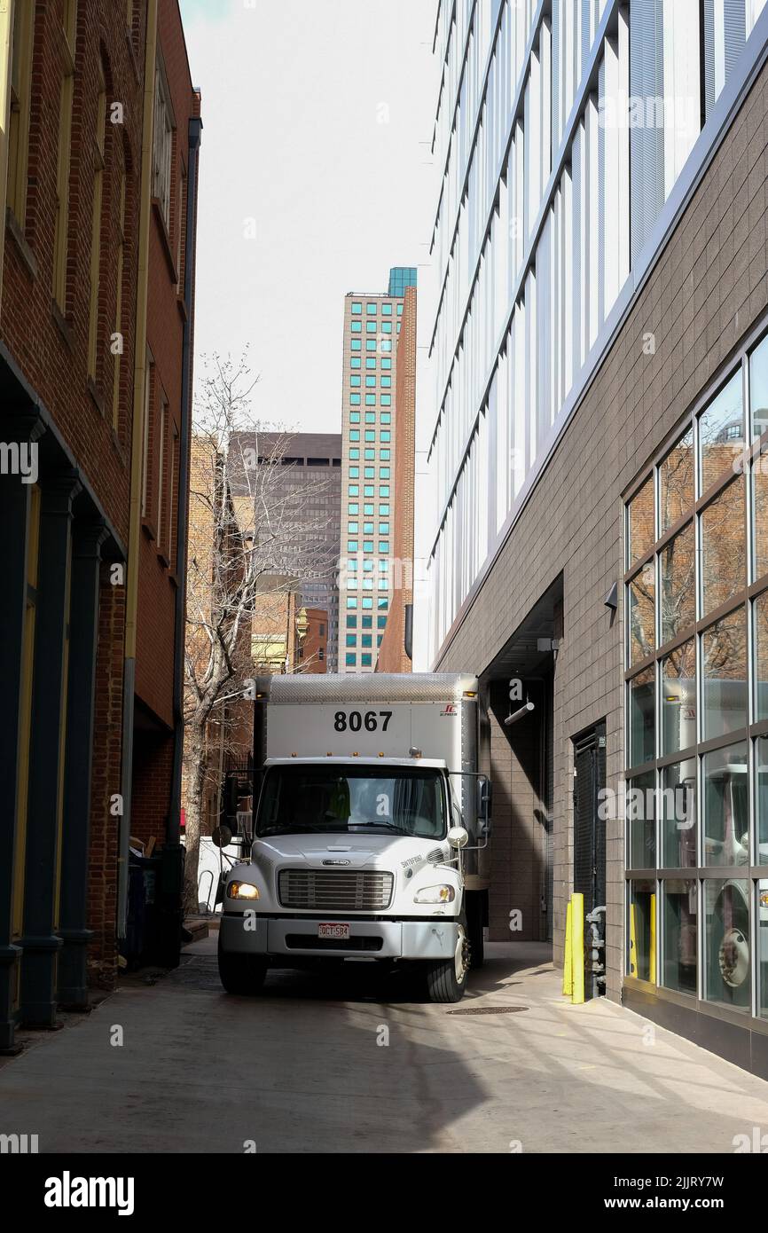 Une belle photo d'un camion de livraison dans un allié du centre-ville de Denver avec un ciel léger USA Banque D'Images