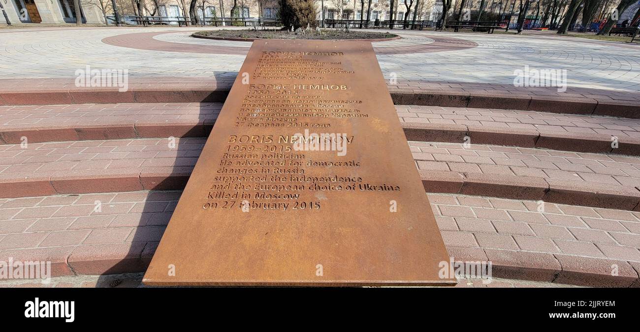 La plaque commémorative de Kiev en hommage au politicien russe Boris Nemtsov qui a soutenu les changements démocratiques en Russie et l'indépendance de l'Ukraine. Banque D'Images