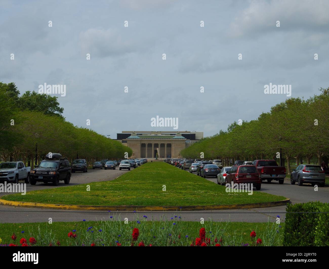 La vue de la route avec des voitures contre le Musée d'Art de la Nouvelle-Orléans la Nouvelle-Orléans, Louisiane, Etats-Unis. Banque D'Images
