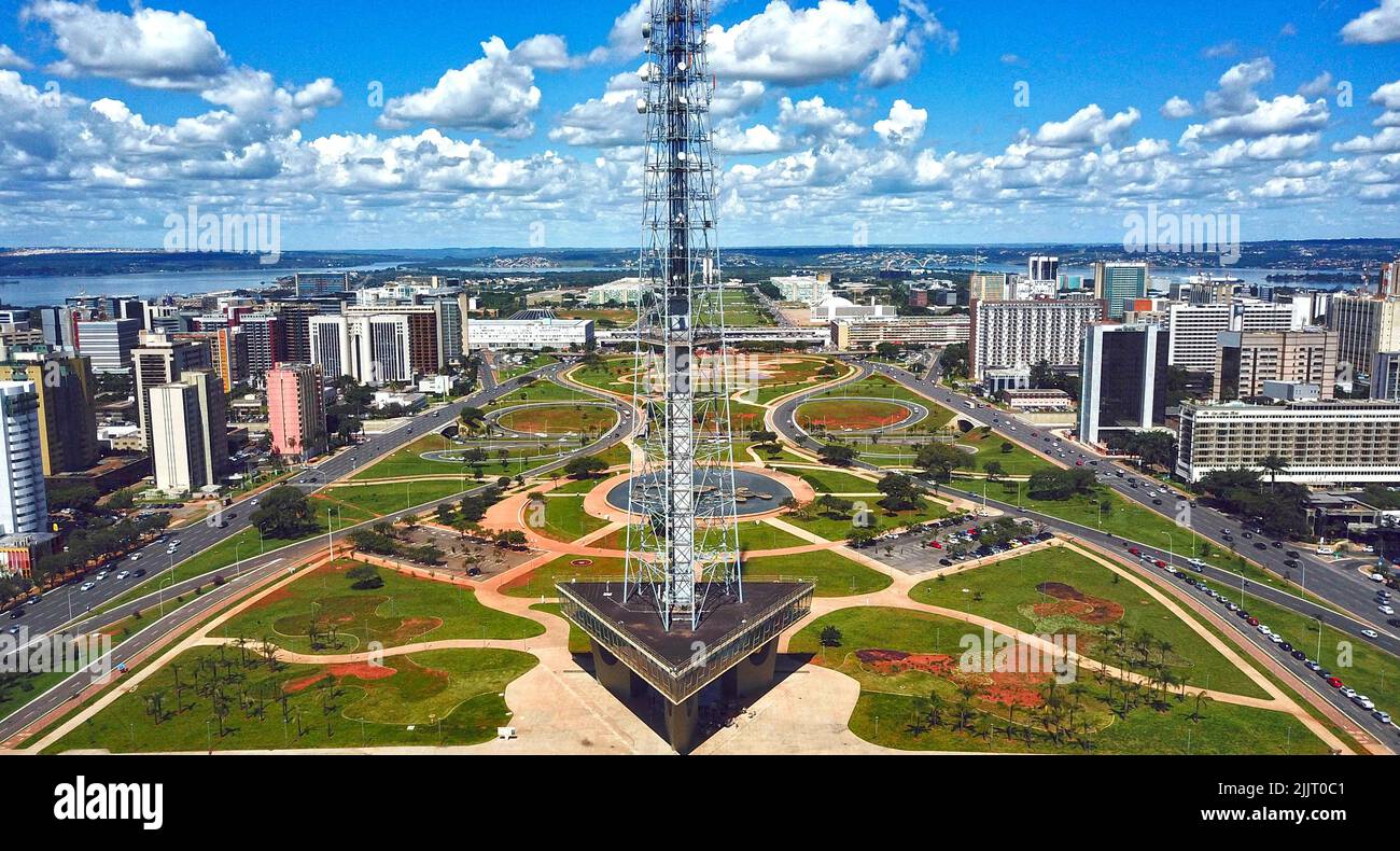 Une image aérienne de la tour de télévision dans un parc à Brasilia Banque D'Images