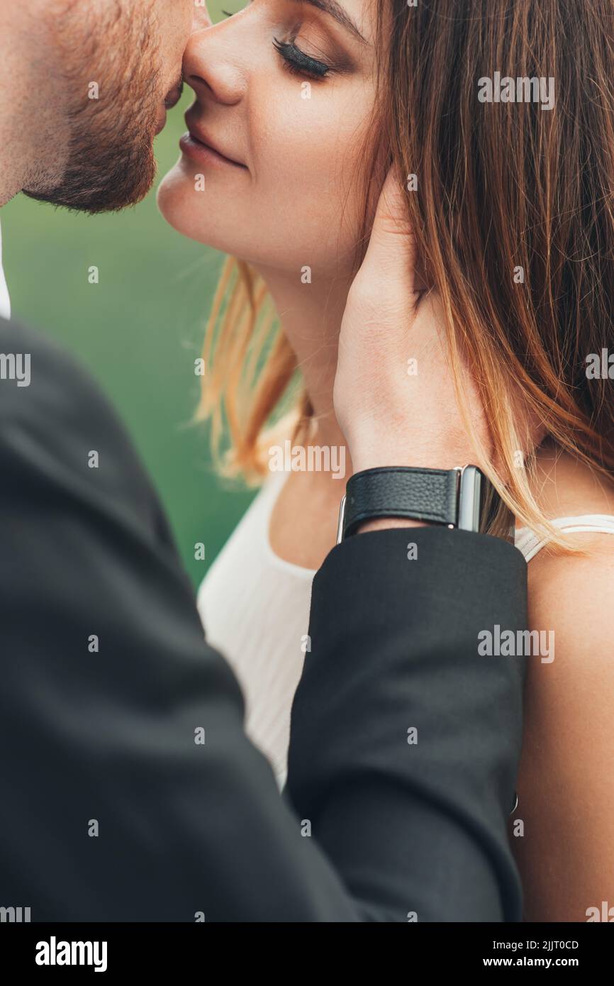 Portrait rapproché d'un couple de mariage debout ensemble à proximité les uns des autres embrassant le jour de leur mariage. Bonne famille. Banque D'Images