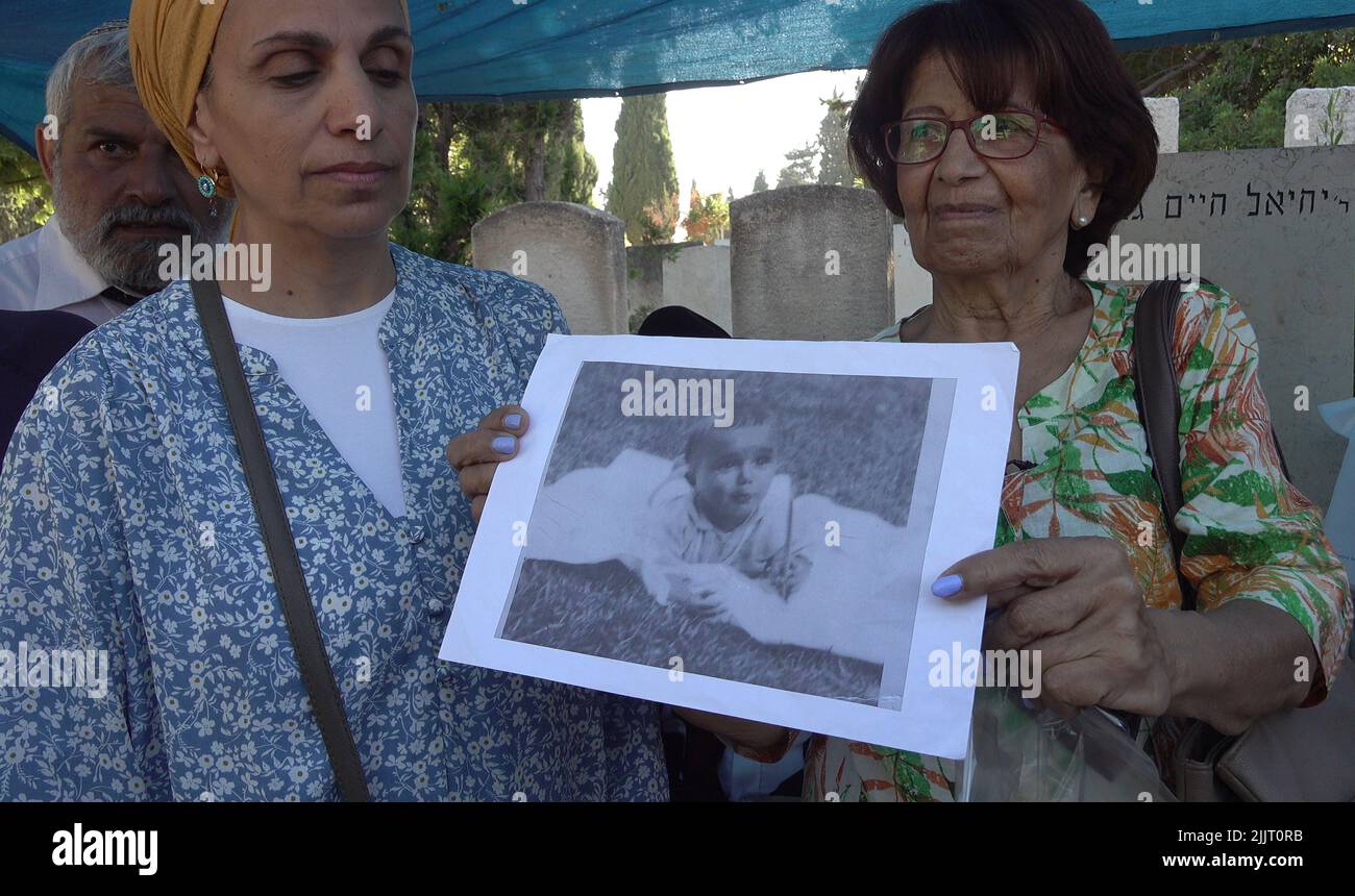 GIVATAYIM, ISRAËL - JUILLET 27 : Ruth Sharabi, la sœur de Yosef Melamed, un enfant yéménite décédé en 1949, Présente une image d'enfance montrant sa mère et Yossef en tant qu'anthropologues médicaux israéliens exhume la tombe de l'enfant pour la récupération d'un échantillon d'ADN au cimetière de Nahalat Yitzhak sur 27 juillet 2022, à Givatayim, en Israël. La tombe a été ouverte afin de prouver à la famille du garçon qu'il est enterré là et qu'il n'a pas été enlevé et mis en place pour adoption. Dans les 1950s en Israël, des enfants yéménites ont disparu, et des parents ont déclaré qu'ils avaient été « enlevés ». Crédit : Eddie Gerald/Alay Live News Banque D'Images