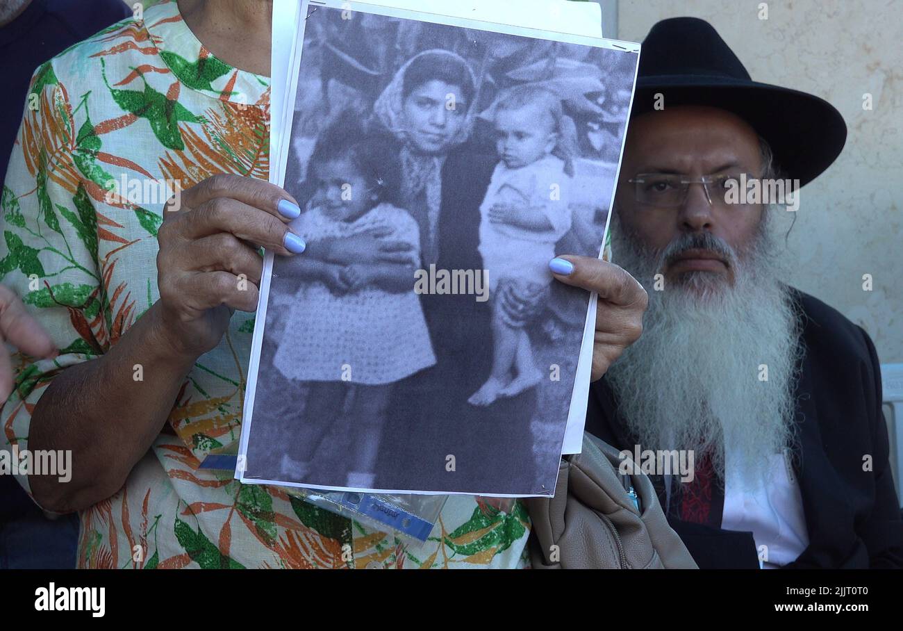 GIVATAYIM, ISRAËL - JUILLET 27 : Ruth Sharabi, la sœur de Yosef Melamed, un enfant yéménite décédé en 1949, Présente une image d'enfance montrant sa mère et Yossef en tant qu'anthropologues médicaux israéliens exhume la tombe de l'enfant pour la récupération d'un échantillon d'ADN au cimetière de Nahalat Yitzhak sur 27 juillet 2022, à Givatayim, en Israël. La tombe a été ouverte afin de prouver à la famille du garçon qu'il est enterré là et qu'il n'a pas été enlevé et mis en place pour adoption. Dans les 1950s en Israël, des enfants yéménites ont disparu, et des parents ont déclaré qu'ils avaient été « enlevés ». Crédit : Eddie Gerald/Alay Live News Banque D'Images