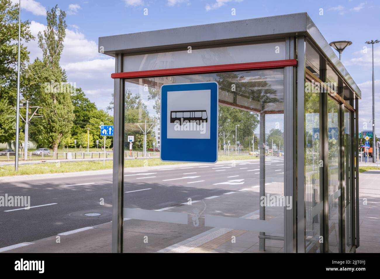 Arrêt de bus sur la rue Slowackiego ville de Varsovie, Pologne Banque D'Images