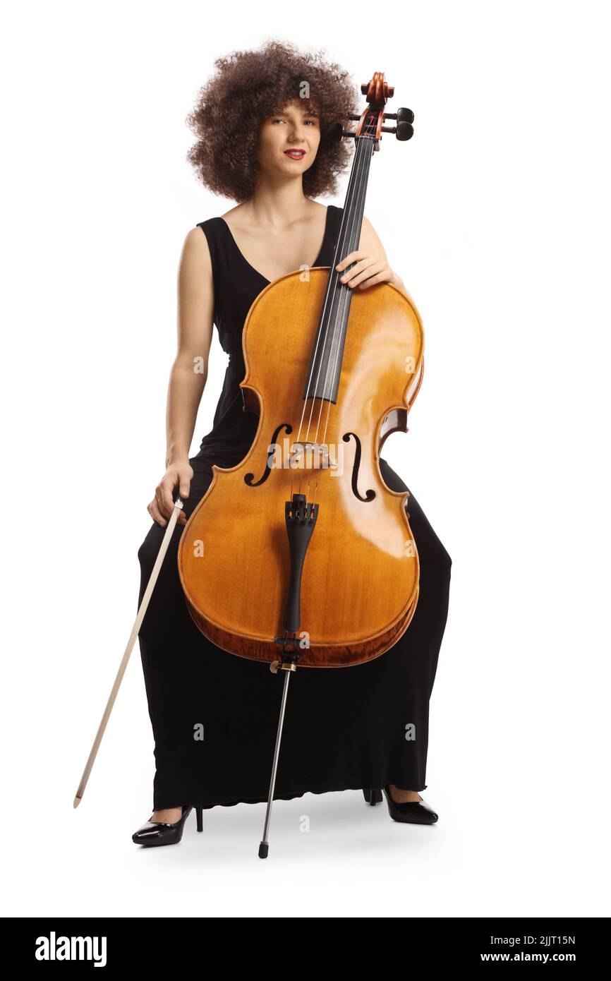 Femme en robe noire assise sur une chaise et posant avec un violoncelle isolé sur fond blanc Banque D'Images