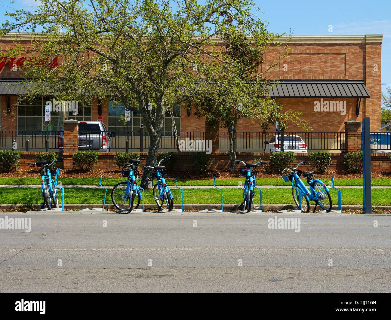 Une belle photo de vélos bleus alignés à l'extérieur d'un bâtiment d'affaires lors d'une journée ensoleillée à la Nouvelle-Orléans, États-Unis Banque D'Images