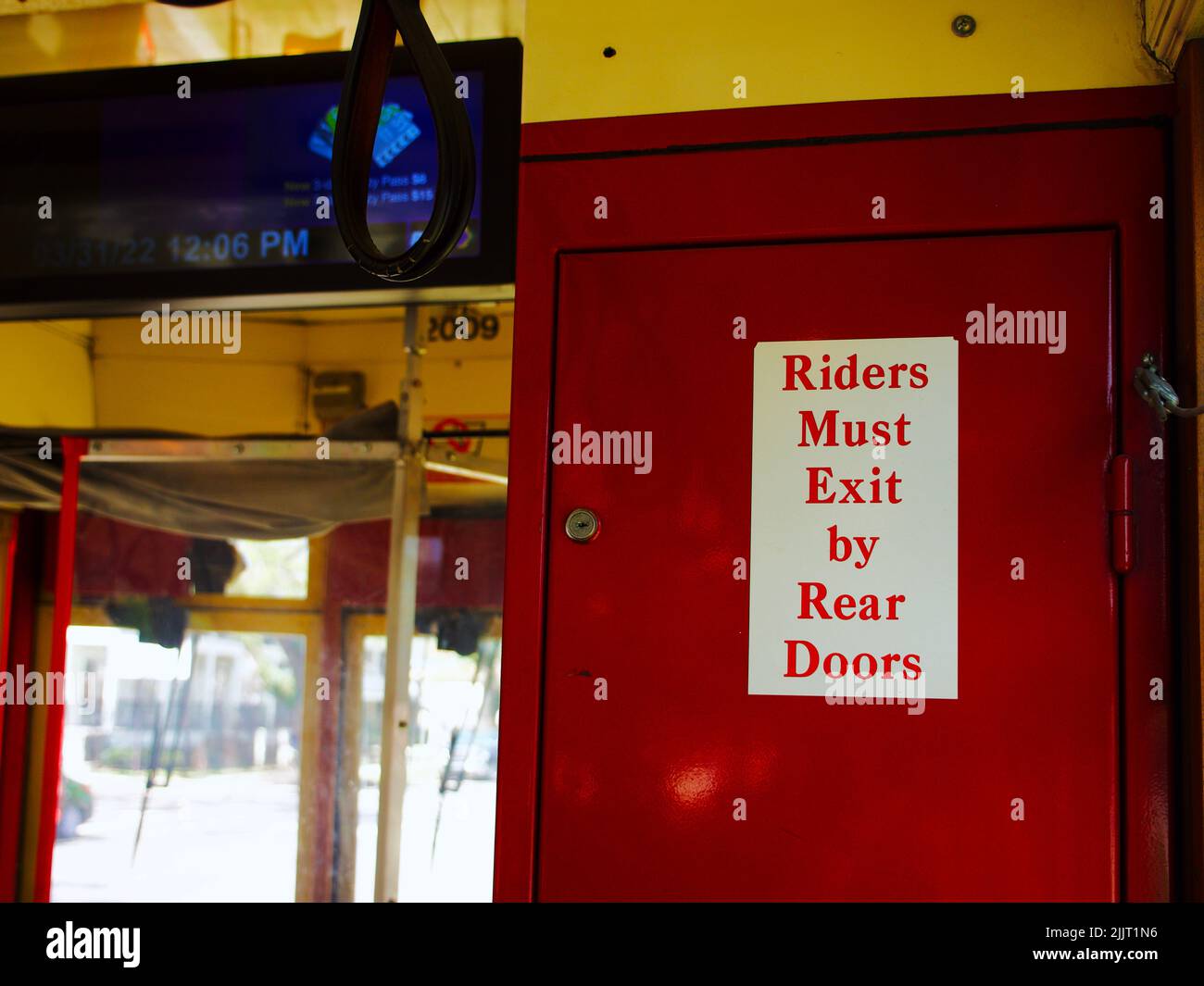 Un panneau indique aux passagers de sortir des portes arrière du tramway à la Nouvelle-Orléans, aux États-Unis Banque D'Images