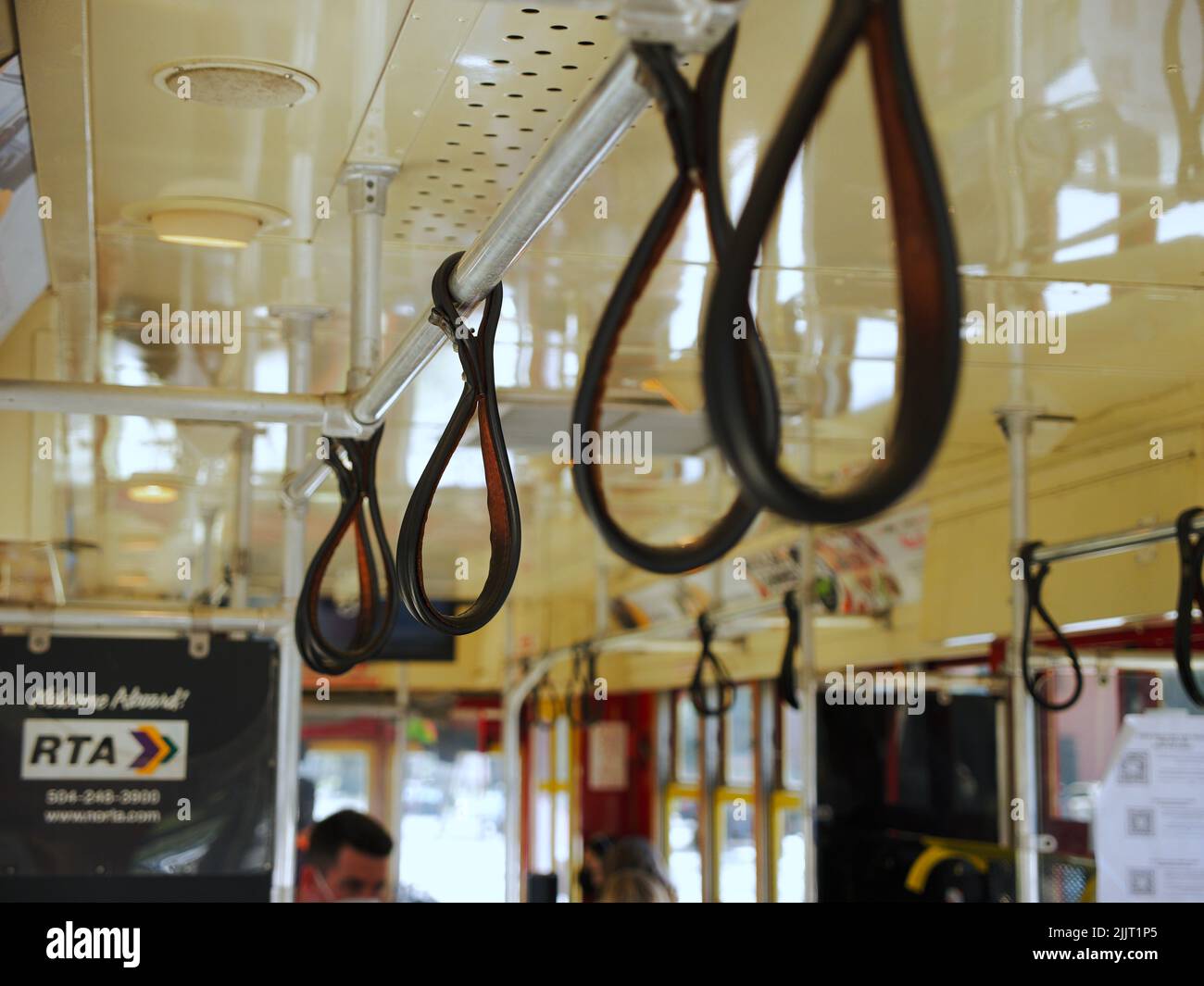 Un gros plan de poignées en cuir dans le Streetcar pendant la journée, Canal Street, la Nouvelle-Orléans, États-Unis Banque D'Images