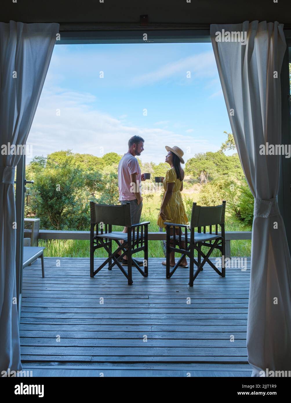 Couple en safari en Afrique du Sud, femmes asiatiques et hommes européens dans un camp de camp de tented pendant le safari. Deux hommes et une femme sont en vacances en Afrique du Sud Banque D'Images