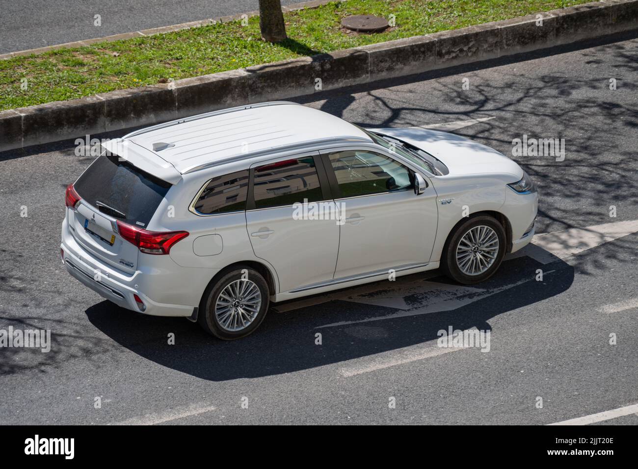 Photo d'un vus blanc hybride Mitsubishi Outlander PHEV de marque automobile de luxe dans les rues de Lisbonne Banque D'Images