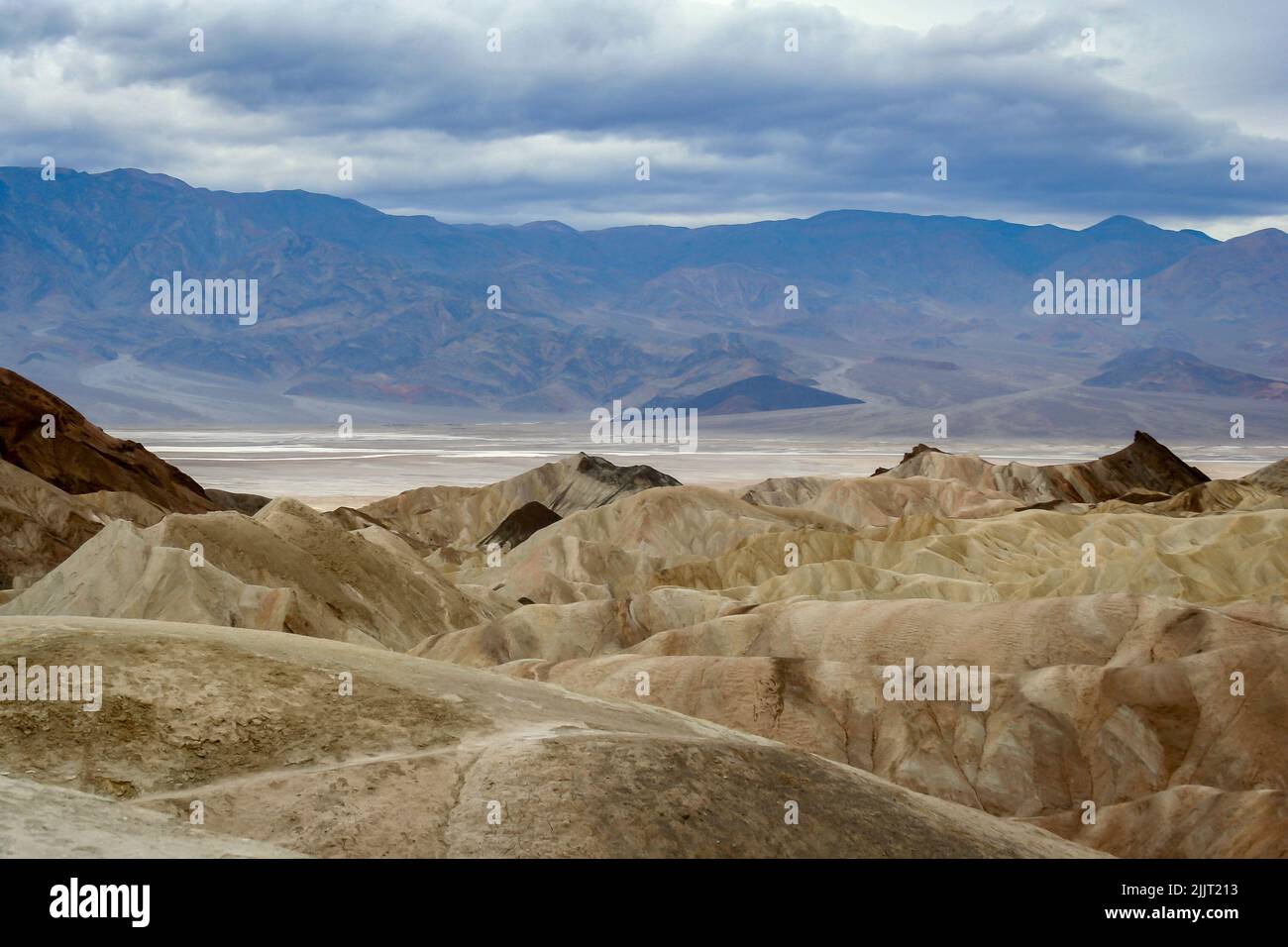 Une belle vue sur le parc national de la vallée de la mort en Californie par une journée nuageux Banque D'Images