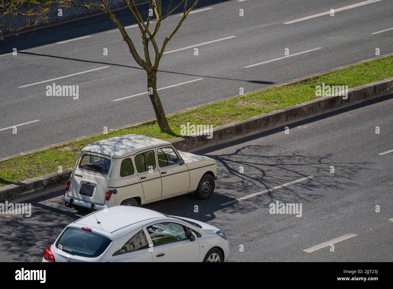 Une photo panoramique d'une voiture Renault 4L 1961 historique dans les rues de Lisbonne, Portugal Banque D'Images