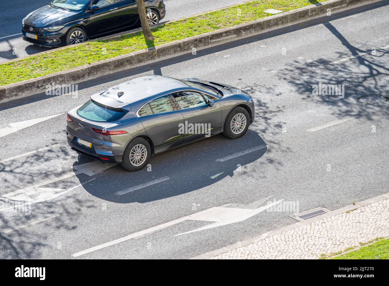 Photo d'un vus électrique Jaguar EV400 i-PACE dans les rues de Lisbonne Banque D'Images