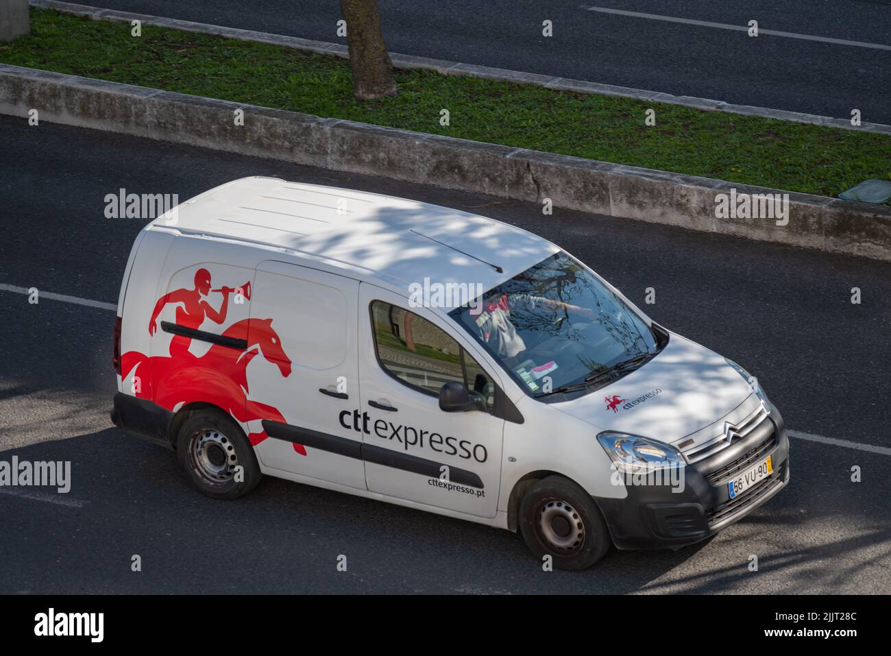 Transport de fret de la société CTT Express Correios de Portugal en roulant dans les rues de Lisbonne Banque D'Images