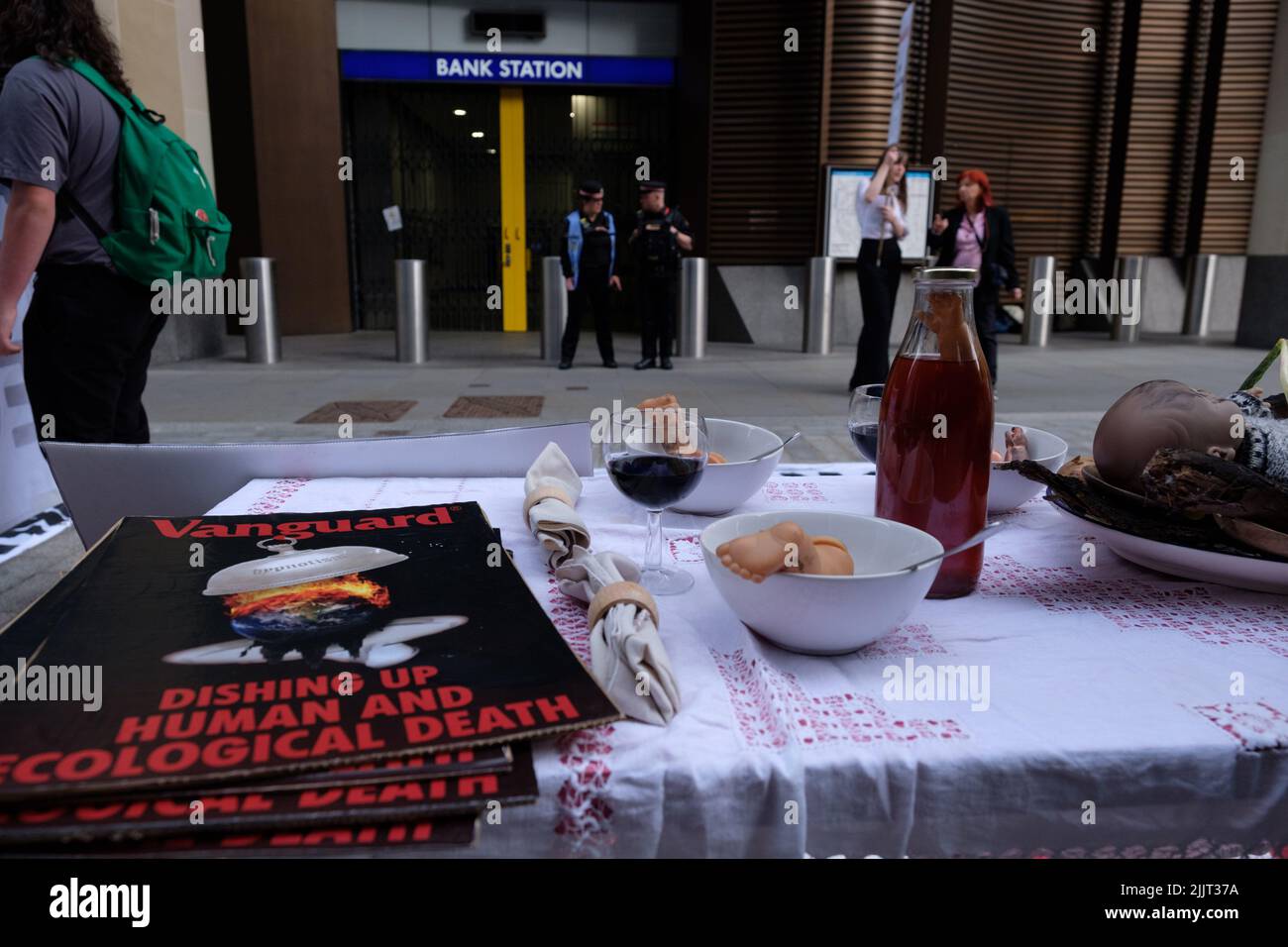 Londres, Royaume-Uni. 26 JUL, 2022. Extinction Rebellion (XR) les membres ont organisé un banquet pour protester contre les investissements de Vanguard Asset Management dans des sociétés de combustibles fossiles à l'extérieur de leurs bureaux de Londres. Crédit: Joao Daniel Pereira Banque D'Images