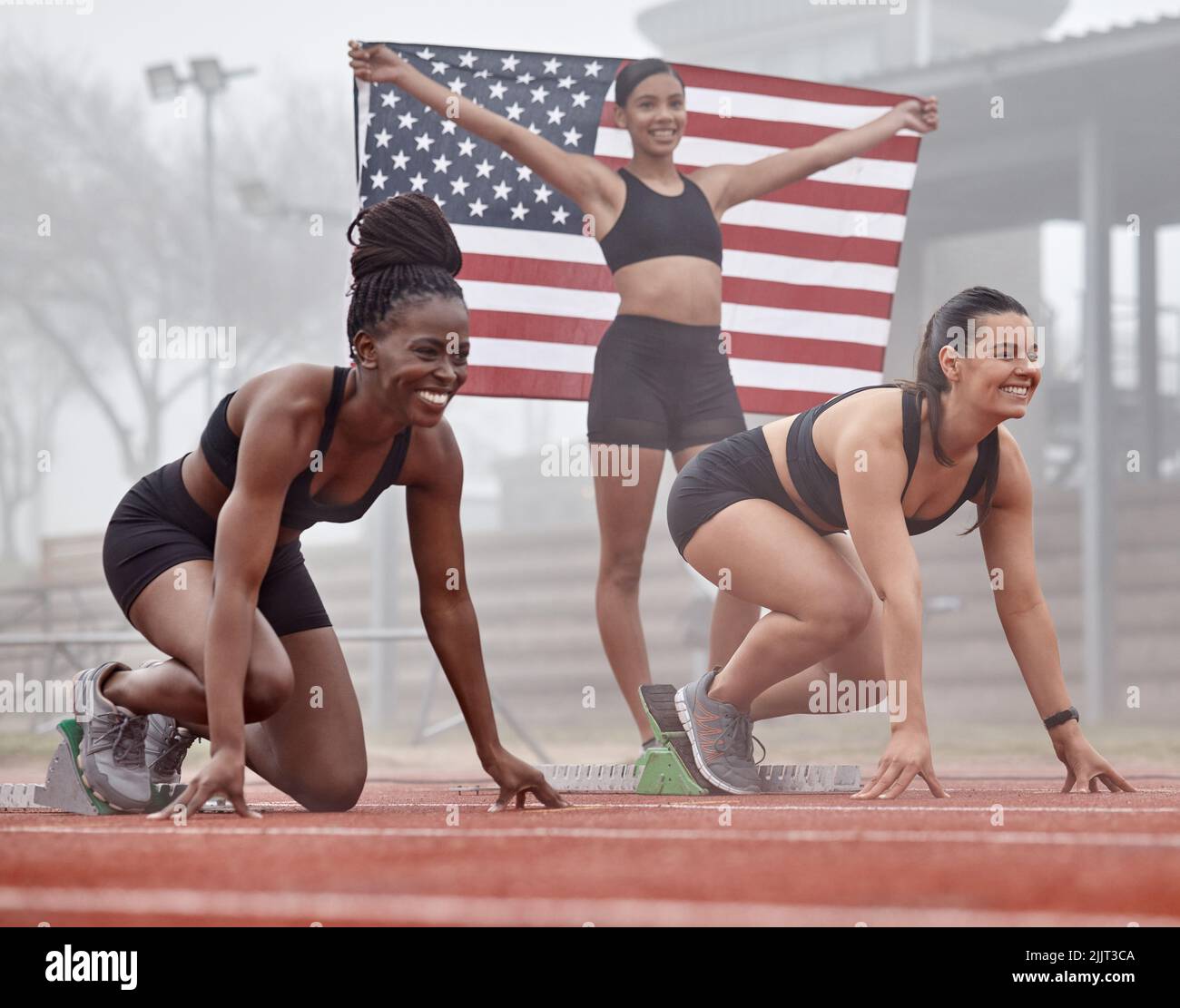 Vous pouvez le faire. Les athlètes féminins attendant à la ligne de départ prêt à courir une course. Banque D'Images