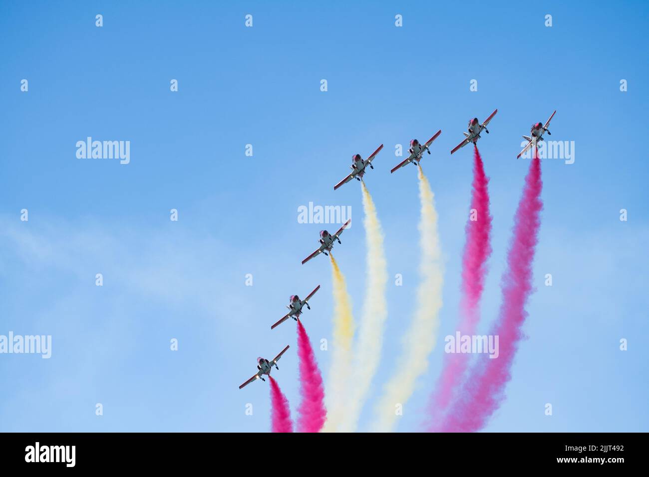 L'équipe aérobie de la patrouille Eagle de l'armée de l'air espagnole tire le drapeau de l'Espagne dans les airs pendant la Journée des forces armées. Banque D'Images