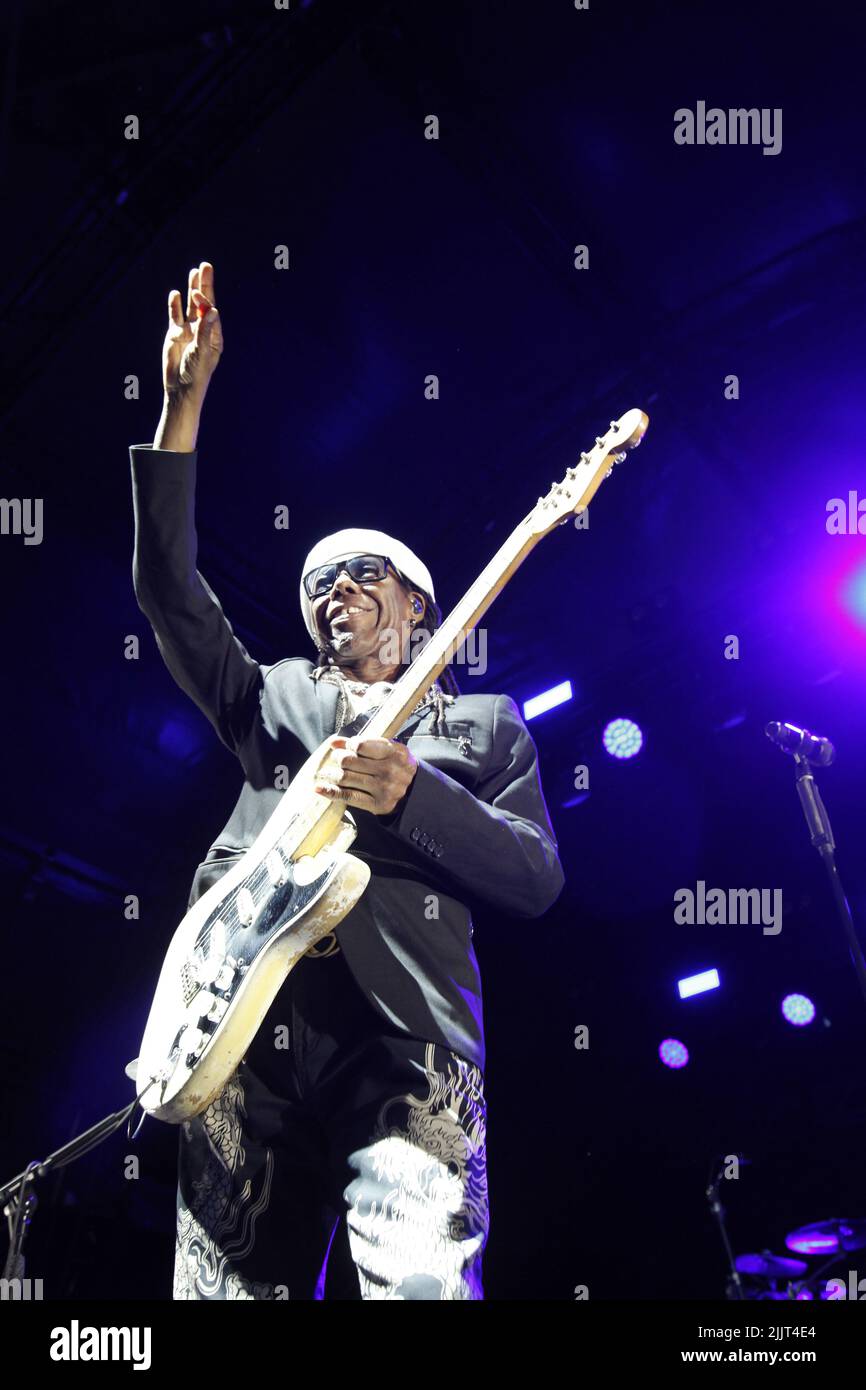 Hippodrome de Sandown Park, Esher, Surrey, Royaume-Uni. 27th juillet 2022. Nile Rodgers et CHIC en concert après avoir fait des courses hippiques en soirée au parc Sandown crédit: Motofoto/Alay Live News Banque D'Images