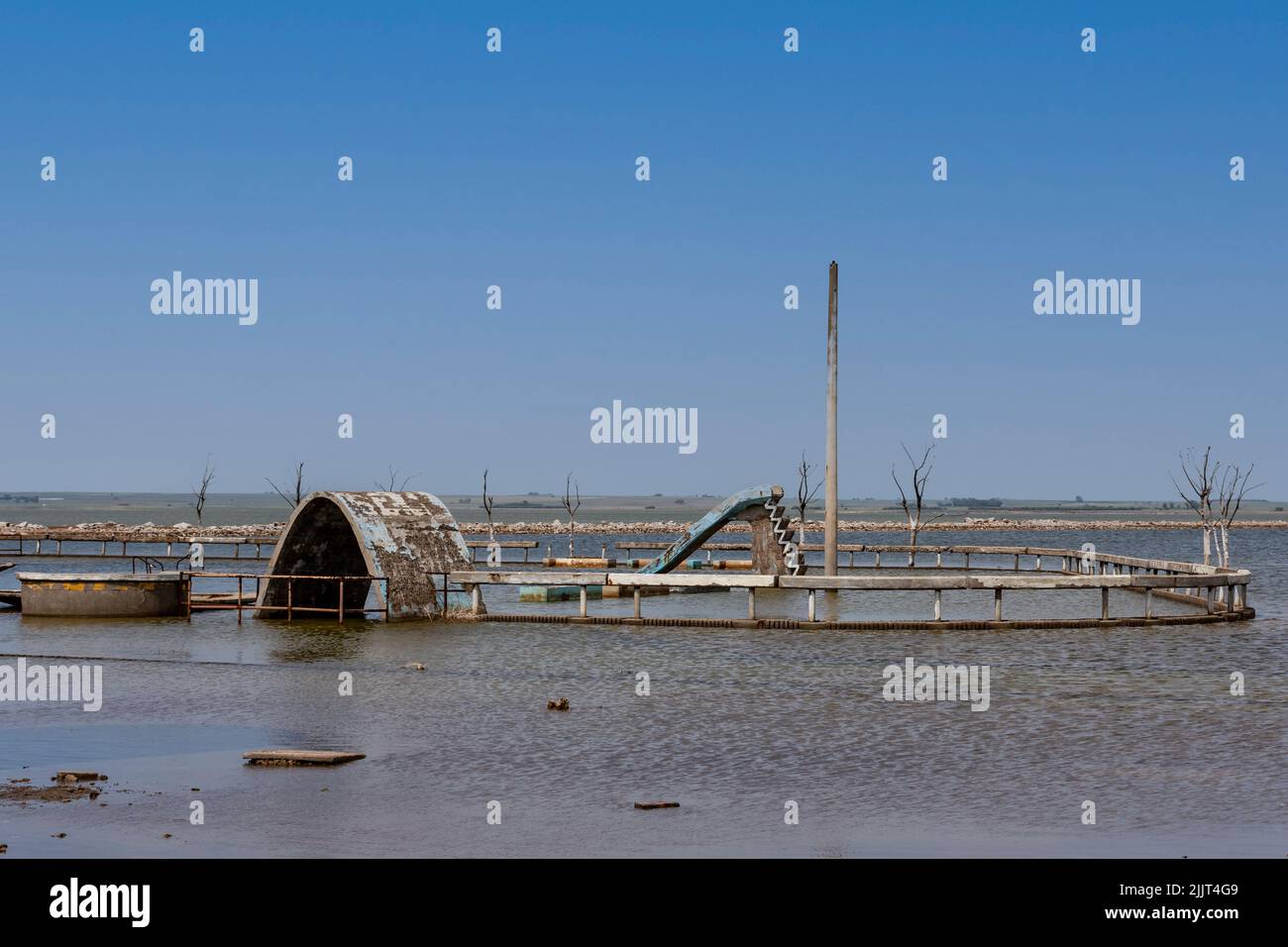 Un gros plan des ruines du village abandonné, Epecuen après la grande inondation de 1985 sous ciel bleu Banque D'Images