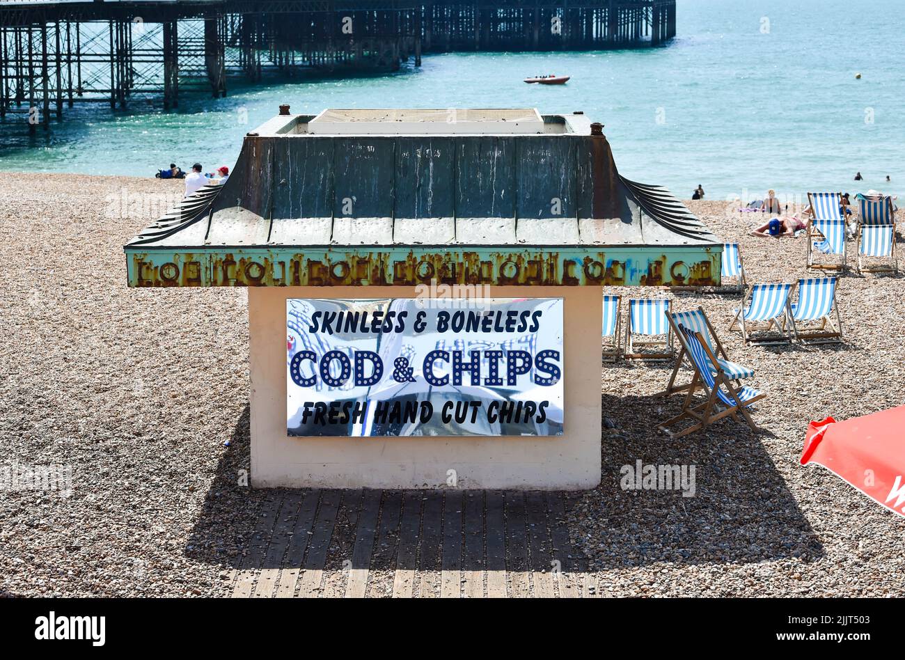 Brighton Beach UK - refuge en bord de mer avec publicité sans peau et sans os Cod & Chips Banque D'Images