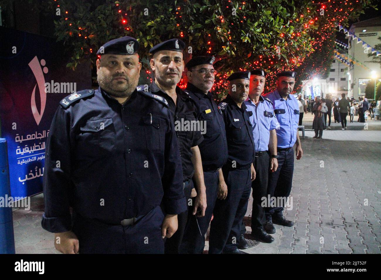 Gaza, bande de Gaza, Palestine. 26th juillet 2022. Gaza, Palestine. 26-27 juillet 2022. Des membres de la police palestinienne et des équipes de défense civile lors d'une cérémonie de remise des diplômes pour les étudiants du Collège universitaire des sciences appliquées de la ville de Gaza. Les membres de la famille des étudiants ont également assisté à la cérémonie du diplôme. Le Collège universitaire des sciences appliquées de Gaza offre des diplômes dans divers domaines d'études tels que l'ingénierie, la santé, la technologie, l'administration, l'éducation et les humanités (Credit image: © Ahmad Hasaballah/IMAGESLIVE via ZUMA Press Wire) Banque D'Images