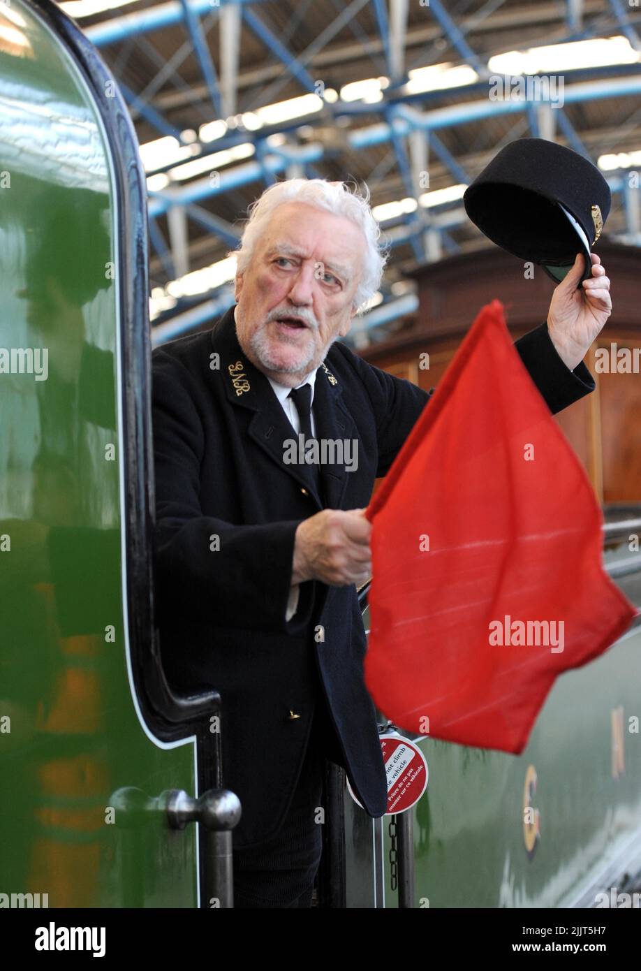 Photo du dossier datée du B03/06/10 de Bernard Cribbins arrivant à la gare de Waterloo, Londres, à bord du Stirling Single de 66 tonnes, le train utilisé dans le film original Railway Children. Acteur vétéran Bernard Cribbins, Qui a commenté les Wombles et joué dans l'adaptation du film des enfants de chemin de fer, est mort à l'âge de 93 ans, a dit son agent. Date de publication : jeudi 28 juillet 2022. Banque D'Images