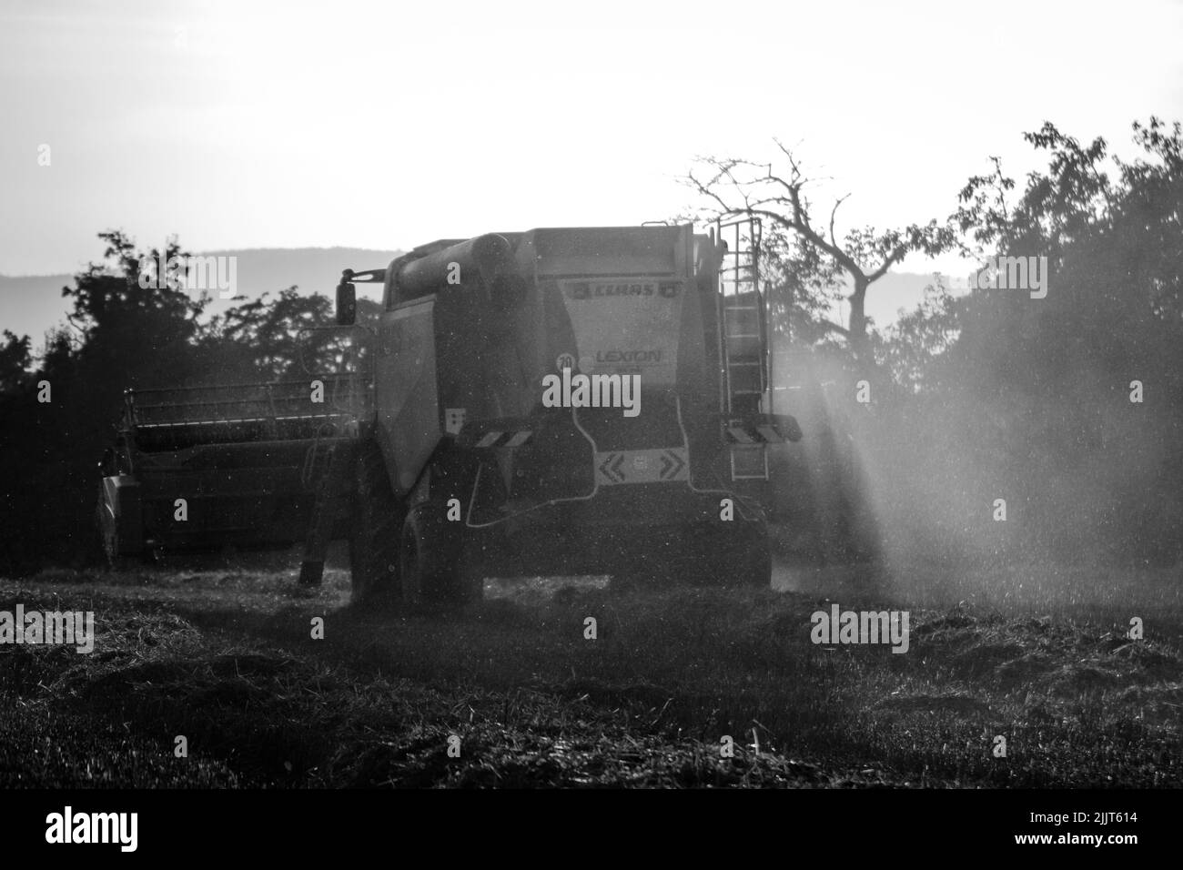 Photo en niveaux de gris d'une récolte en Allemagne avec une moissonneuse-batteuse Banque D'Images