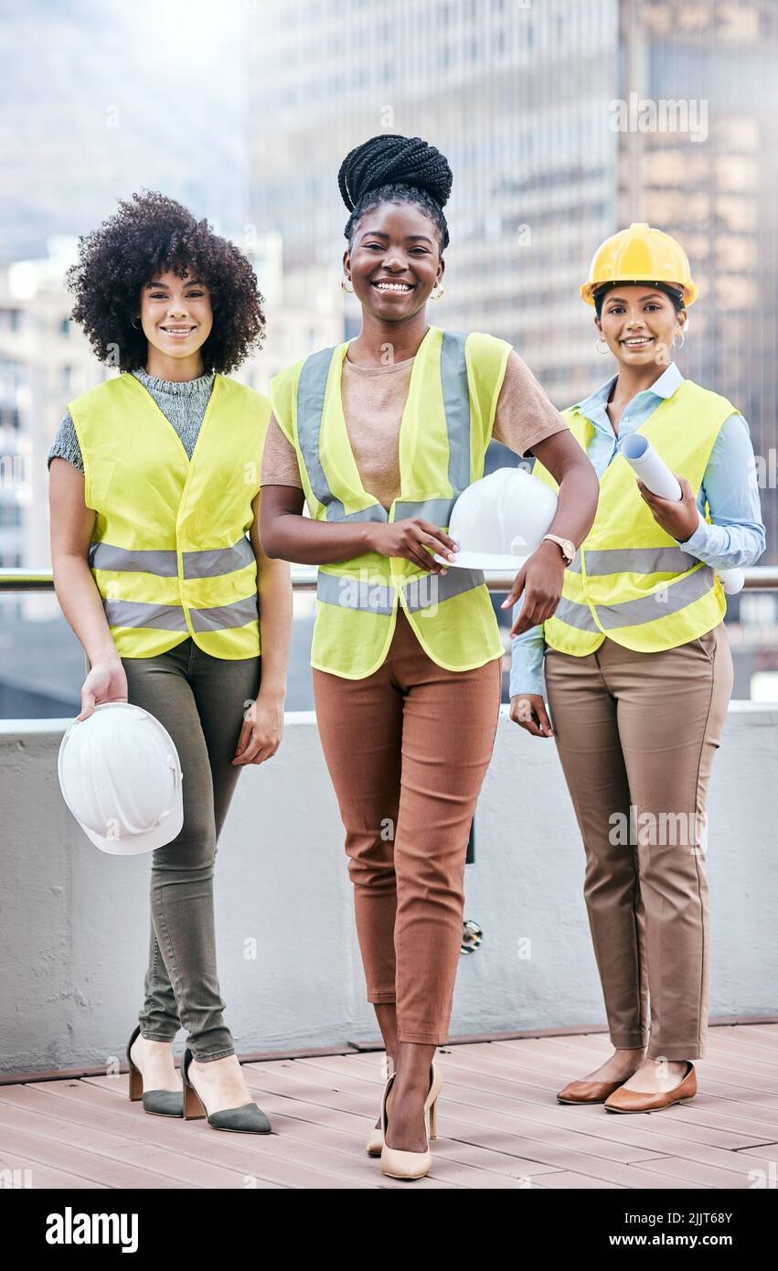 Une passion pour la construction ne devrait pas se limiter à des hommes seulement. Portrait d'un groupe de jeunes femmes d'affaires confiantes travaillant sur un chantier de construction. Banque D'Images