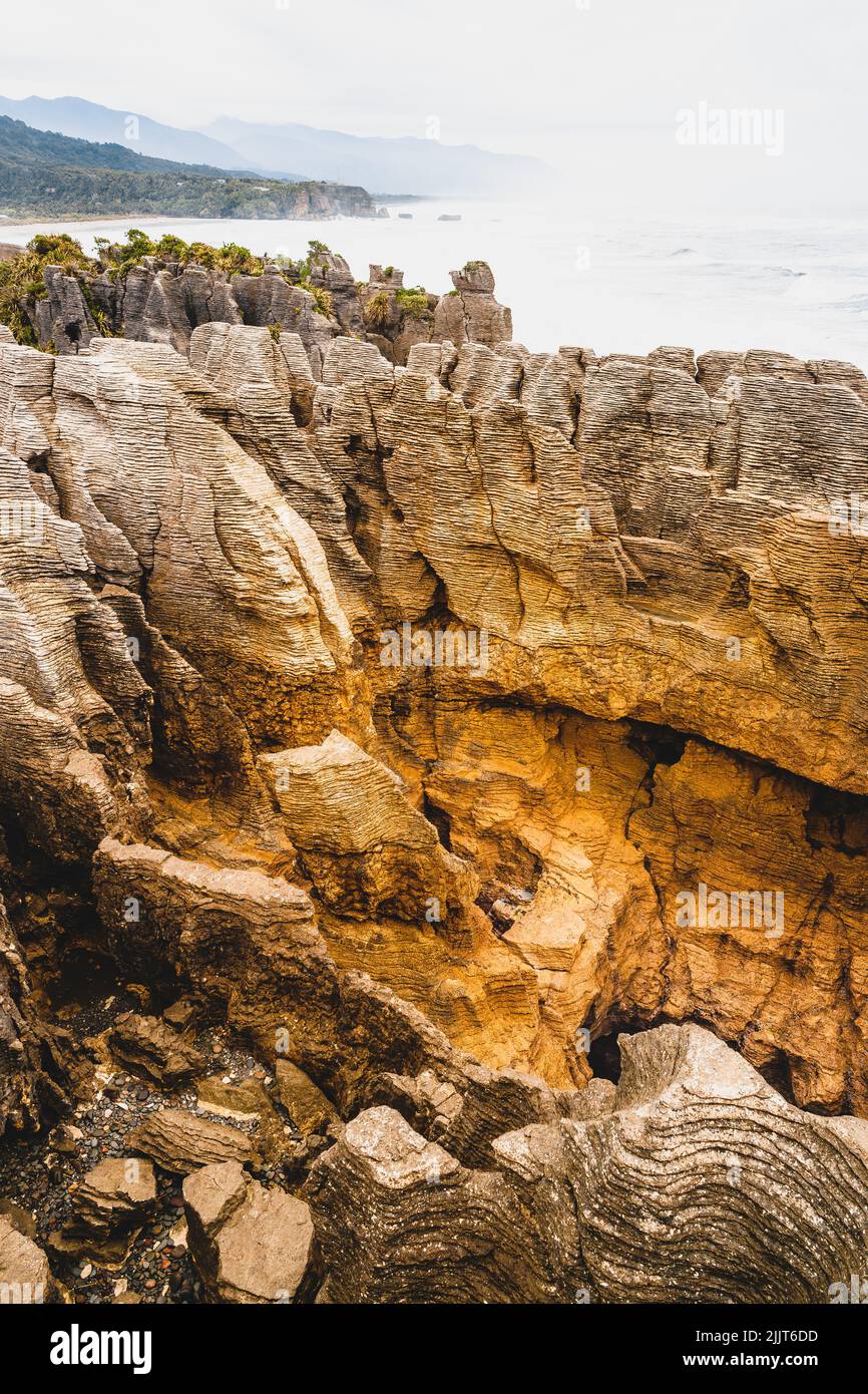 L'eau de mer mousseuse en arrière-plan de la Pancake Rocks à Westport, Nouvelle-Zélande Banque D'Images