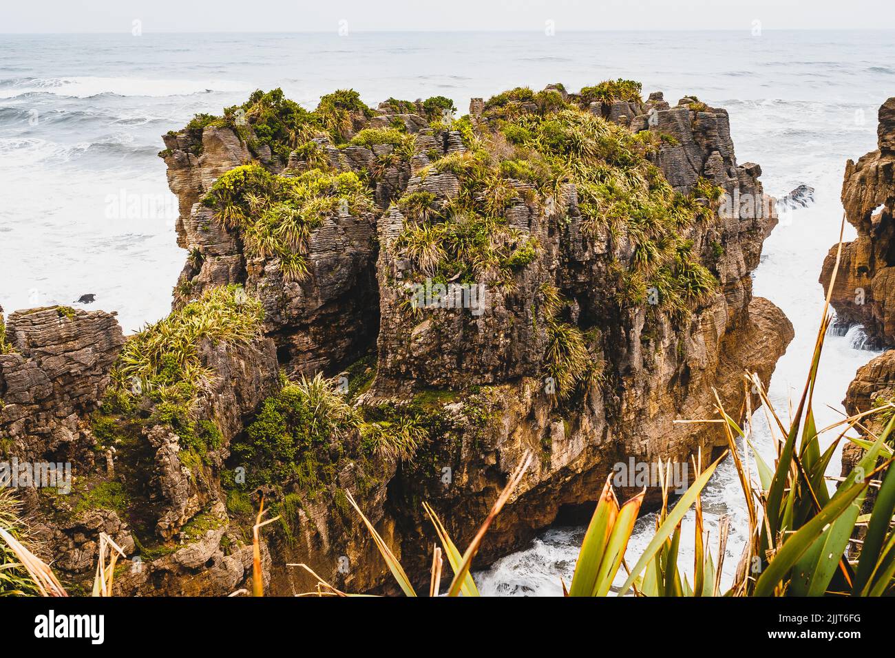 L'eau de mer mousseuse des Pancake Rocks à Westport, en Nouvelle-Zélande Banque D'Images