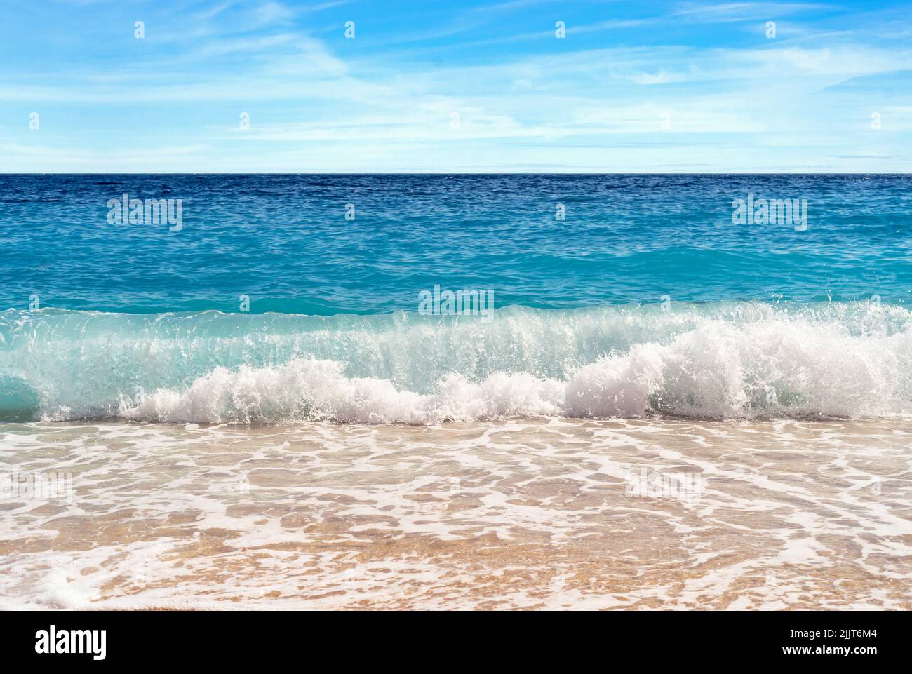 Photo de près de la plage de Kaputaş à Antalya avec des vagues et des bulles. Banque D'Images