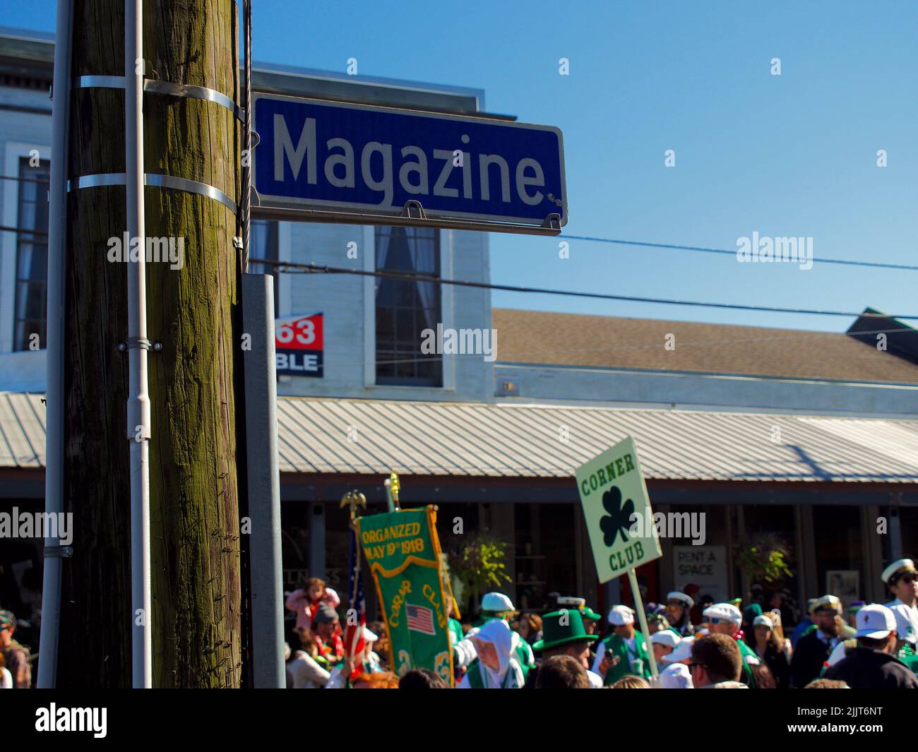 Une belle photo de personnes dans la rue célébrant la parade de la Saint Patrick à la Nouvelle-Orléans, États-Unis Banque D'Images