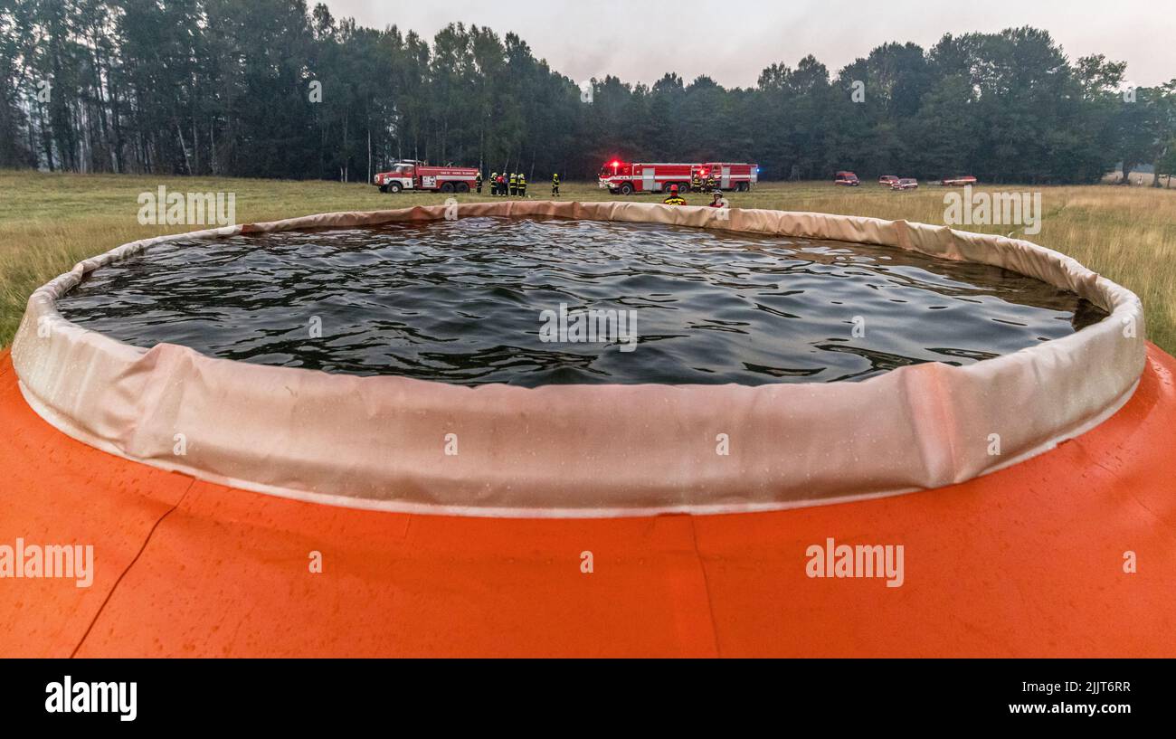 Hrensko, République tchèque. 27th juillet 2022. Les hélicoptères ramènent l'eau à Bambi Bucket à partir d'un sac spécial de 54,5 mètres cubes situé près du feu et rempli de pétroliers, Hrensko dans le parc national de Ceske Svycarsko (Suisse tchèque), République tchèque, 27 juillet 2022. L'incendie dans le parc national s'est propageant pour la quatrième journée consécutive. Crédit : Vojtech Hajek/CTK photo/Alay Live News Banque D'Images