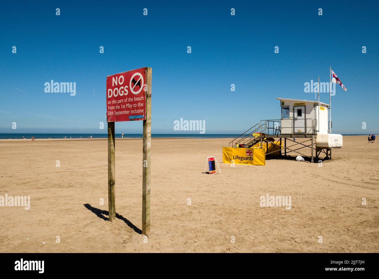 Une structure de garde de plage et un panneau rouge Banque D'Images