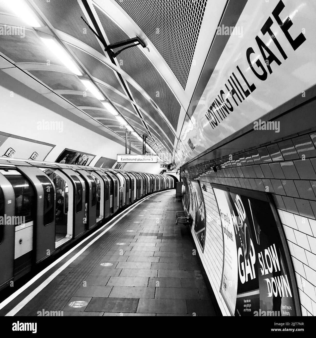 Une photo en niveaux de gris du train dans la station de métro de Notting Hill Banque D'Images