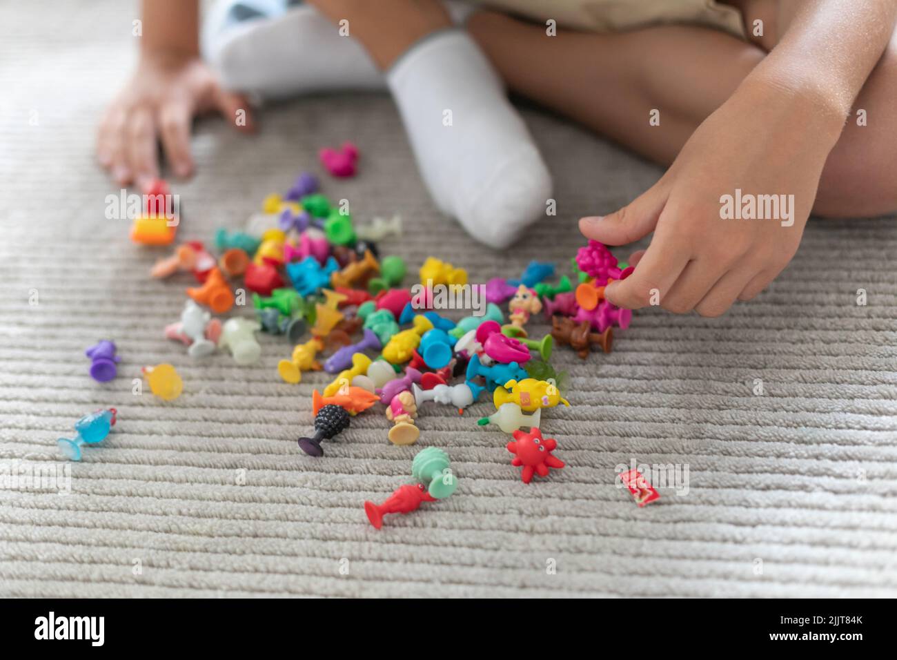 Petit garçon jouant avec des jouets en plastique colorés à la maison jeu créatif, imagination Banque D'Images